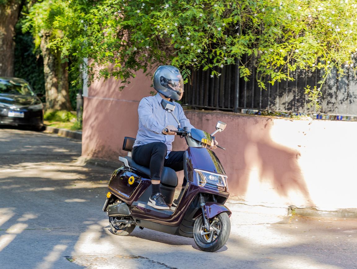 Ventajas de manejar una moto eléctrica en verano